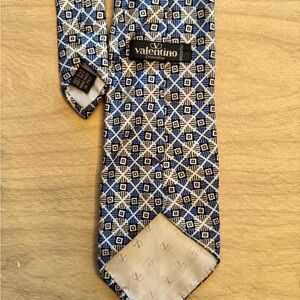 Valentino Men’s Necktie. 100% Silk.